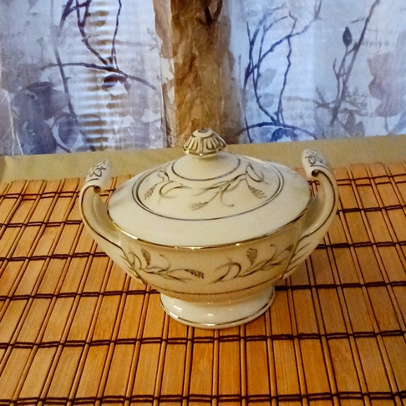 Vintage China - Platinum Garland Sugar Bowl & Lid manufactured by Harmony House - Picture 3 of 16